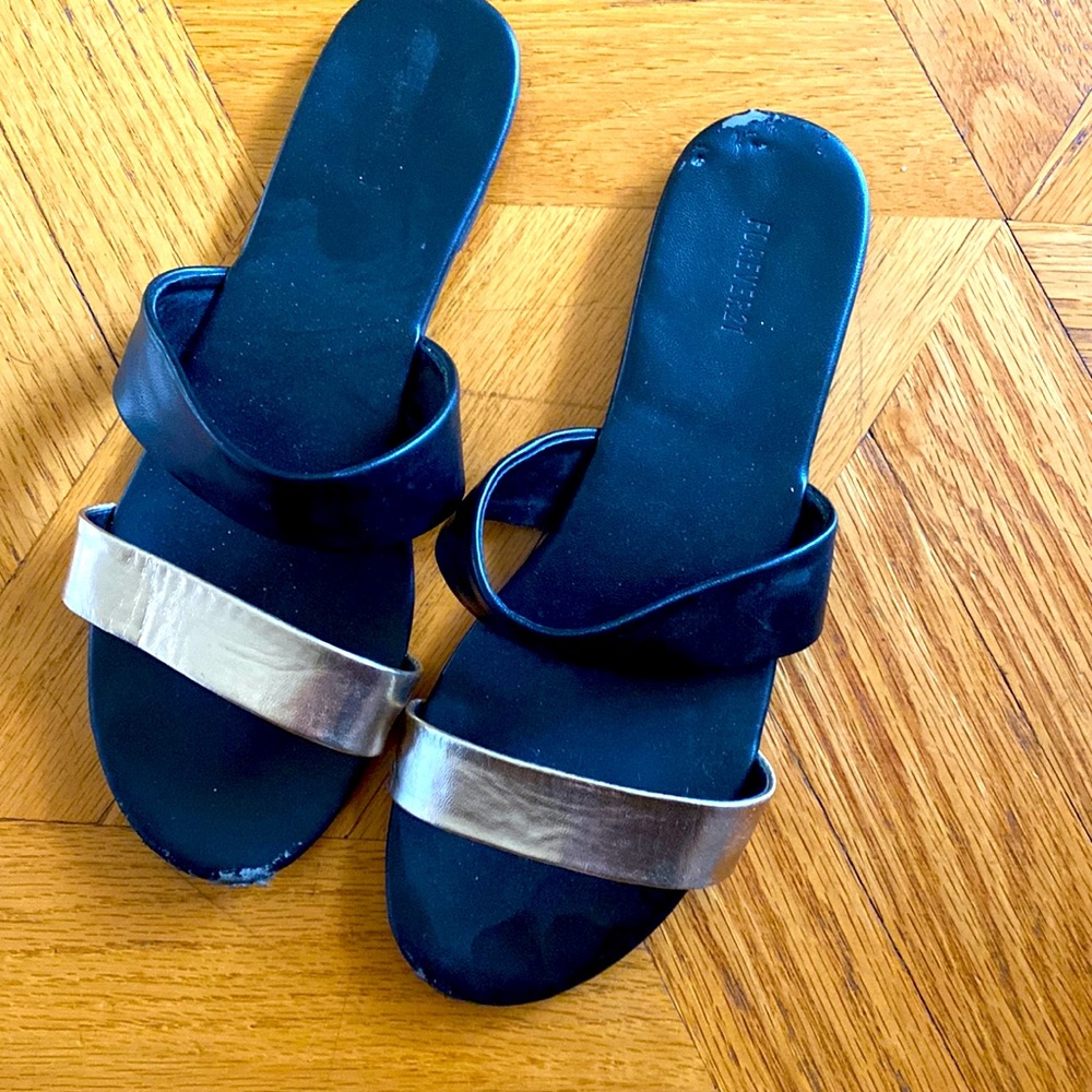 FOREVER 21 BLACK AND GOLD STRAPPED SANDALS 7.5